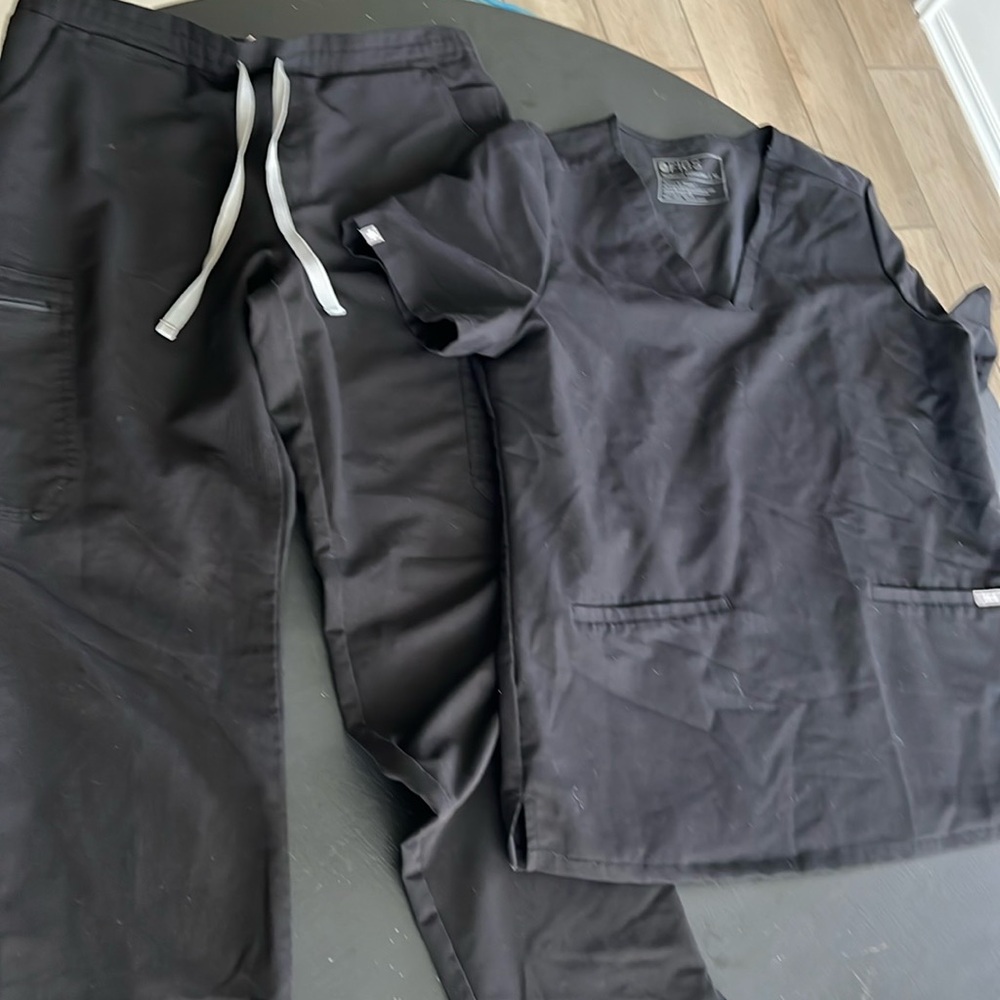 Figs, size M top/bottom, black, great condition.